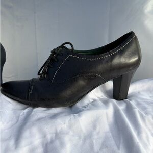 Naturalizer Black Leather Lace-Up Mid Heel